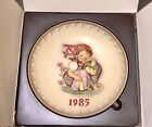 GOEBEL M.J. HUMMEL ANNUAL PLATE 1985 IN BAS-RELIEF EDITION WITH BOX & CATALOG