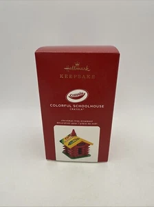 Hallmark Andenken 2020 Ornament Crayola Buntstifte Schulhaus Neu in OVP - Bild 1 von 6