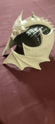 Casco dragón cosplay personalizado plateado y negro Foto 1 de 4