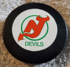 New Jersey Devils Hockey Puck Viceroy 1980s - Sticker logo on Puck - Imagen 1 de 5
