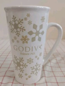 Taza de café Godiva alta con leche blanca copos de nieve invierno alimentos gourmet gres  - Imagen 1 de 5
