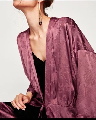 Zara Sedoso Satén Floral Jacquard Largo Plumero Kimono Orquídea Púrpura Rosa S Raro Foto 1 de 4