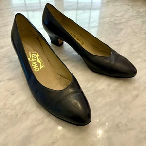Decolte vintage Ferragamo in pelle blu navy larghe 8,5 C | tacco basso | Made in Italy - Foto 1 di 15