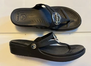 Crocs Sanrah Damen-Sandale Schleife Kreis Keilabsatz Größe 7 schwarz/silber bequem Slipper - Bild 1 von 9