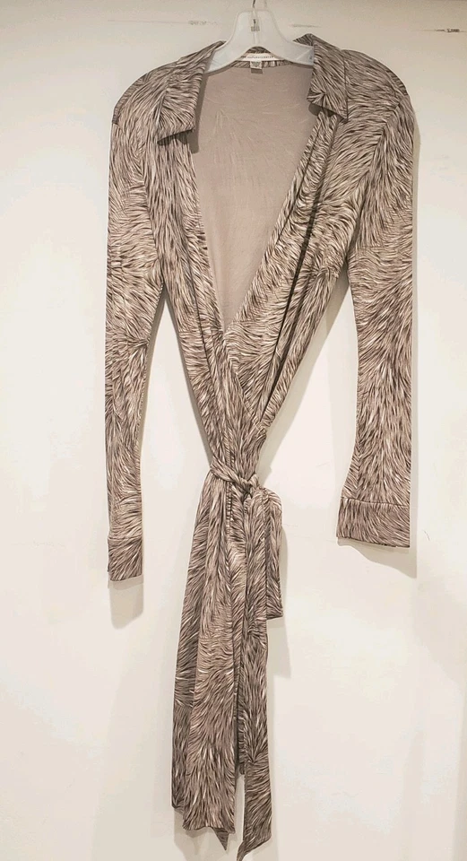 Vestido envolvente de jersey de seda Diane von Furstenberg, estampado de plumas marrón talla 12 nuevo Foto 1 de 4