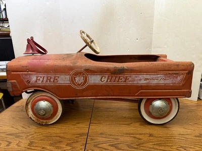 Coche de pedales Western Flyer Fire Chief de colección frente plano Foto 1 de 4