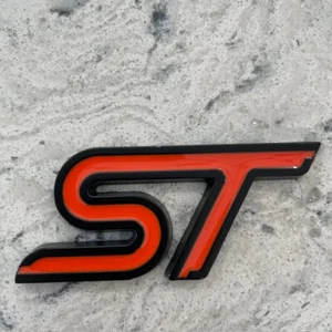 Insignia Trasera ST Ford Fiesta Focus Puma Mondeo 3d Metal con NARANJA y NEGRO - Imagen 1 de 3