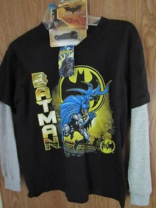 NUEVO CON ETIQUETAS BATMAN STARTS L/S Negro Gris Grande 8-10 CAMISA Y HOT WHEELS Batimóvil Coche - Imagen 1 de 2