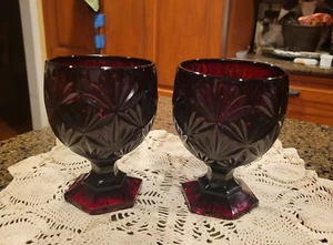 Juego de 2 copas de pedestal vintage con patrón de estrella roja rubí o urnas grandes pesadas - Imagen 1 de 3