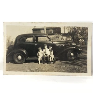 Vintage Fundfoto 40er Jahre Kinder sitzen auf Trittbrett der Plymouth Limousine - Bild 1 von 3