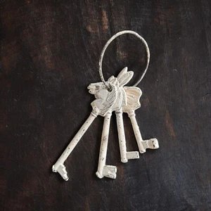 Vintage Cast Iron Skeleton Keys White Washed with Animal Heads Rustic Chic Decor - Foto 1 di 5