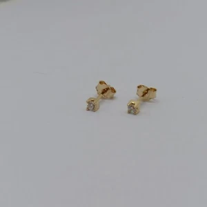 ORECCHINI A BOTTONE PUNTO LUCE CON ZIRCONI IN ORO GIALLO 18KT 0,9 GRAMMI (7939) - Foto 1 di 11