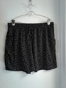 BM Casual Women's Shorts Black White Spots Pockets Summer Beach Size 14 - Picture 1 of 6