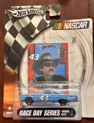 Serie “Race Day” de Hot Wheels Richard Petty Plymouth-2004 Foto 1 de 2