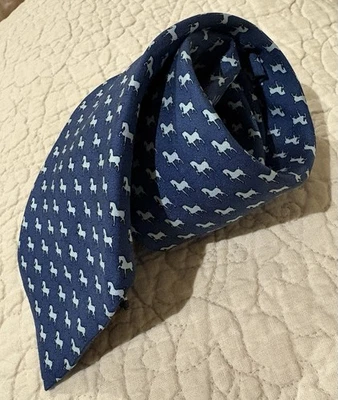 Corbata de seda Vineyard Vines para hombre colección personalizada caballos azules hecha en EE. UU. Foto 1 de 4