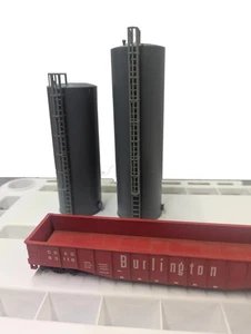 HO Scale 2 large tanks with ladders - Picture 1 of 6