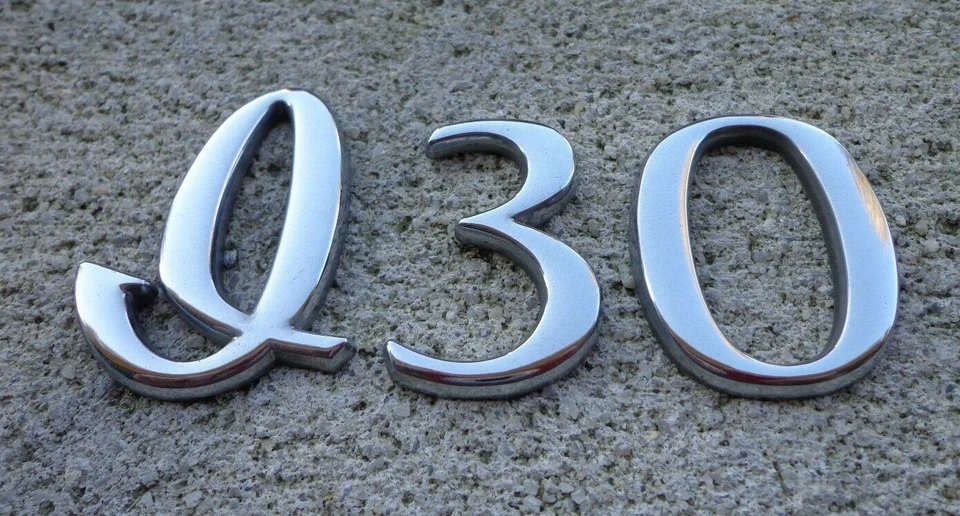 Infiniti I30 emblema letras insignia calcomanía símbolo maletero OEM genuino stock original Foto 1 de 1