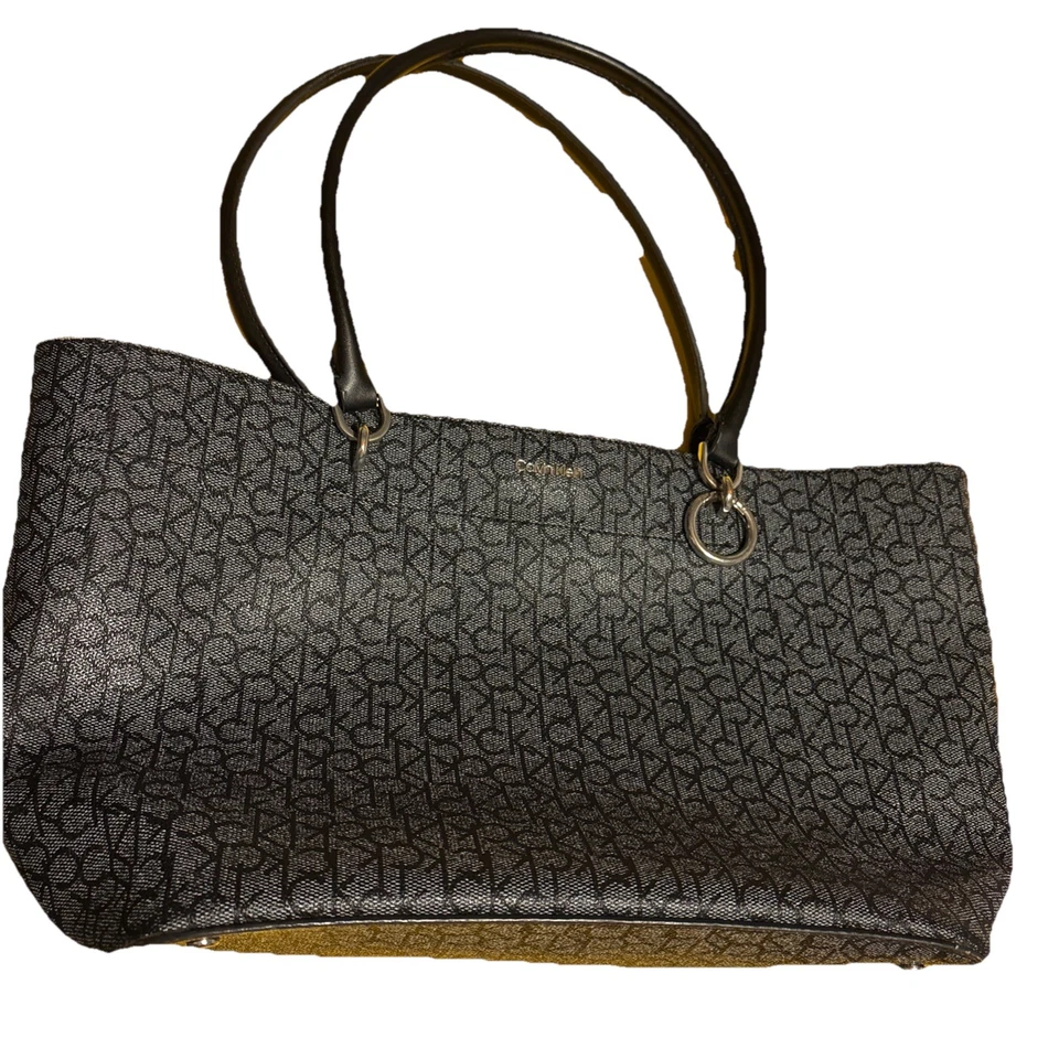 Bolsa Tote Calvin Klein Signature Monograma – Preta/Cinza – Comprador Grande - Imagem 1 de 4