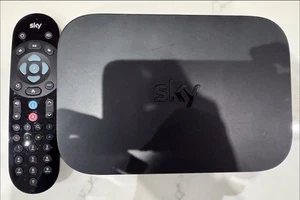 Sky Q Mini Box EM150 Multiroom z pilotem Sky, przewód zasilający Sky i kabel HDMI. - Zdjęcie 1 z 2