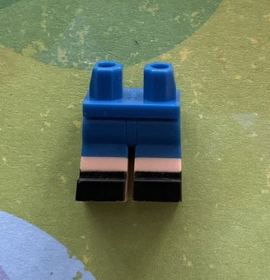 Lego Finn Hips and Legs with Short, Light Nougat Knees and Black Shoes Pattern - Image 1 of 4