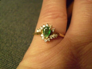 Anillo de oro amarillo de 14 quilates con racimo de diamantes y esmeraldas para dama de 2,4 gramos - Imagen 1 de 5