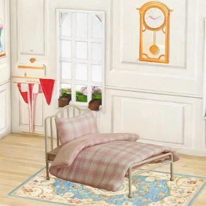 Letto in metallo in miniatura delle bambole con biancheria da letto, 1: 12 - Foto 1 di 5