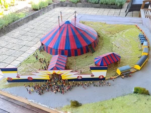 Dioroma Preiser HO 1:87  Zirkus Zirkuszelt mit ca. 500 Figuren, beleuchtet - Bild 1 von 24