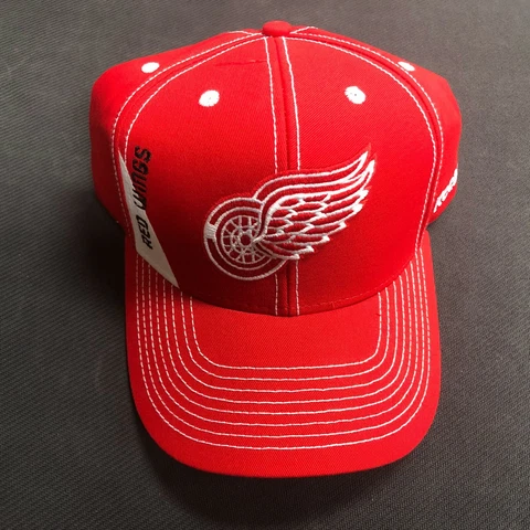 Detroit Red Wings NHL Hockey Reebok Red with White stitches Trucker Adjustable Cover