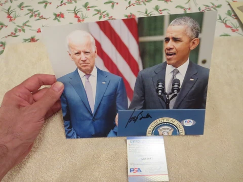 JOE BIDEN SIGNED 8X10 PHOTO PSA COA, WITH OBAMA. STUNNING SIGNATURE Cover
