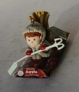 McDonalds Hot Apple Pie adorno de plástico elfo agitar palo bote canoa --- - Imagen 1 de 1