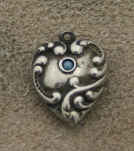 CIONDOLO VINTAGE STERLING CUORE GONFIO - Giri con inserto perlina blu ed engr. - Foto 1 di 2