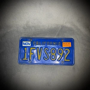 California - Azul y Amarillo - 1FVS892 - Matrículas - Años 80 - Man Cave - EE. UU. - Imagen 1 de 18