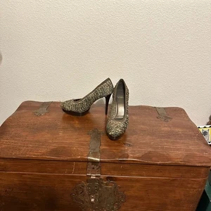 Neu ohne Karton Stuart Weizmann Herbal Raffe High Heel Pumps Größe 9. Hergestellt in Spanien. - Bild 1 von 8