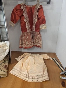 2er Set Vintage Puppenkleider im viktorianischen Stil - Bild 1 von 6