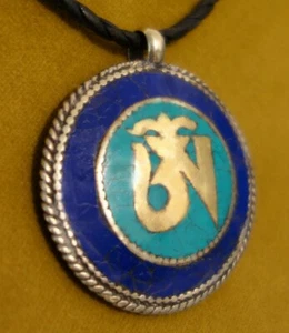 Schönes Amulett mit Lapislazuli & Türkis, OM & Dorje aus NEPAL - Bild 1 von 2