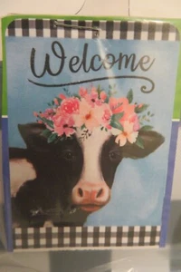 Mucca "Benvenuta" in Corona di Fiori, Assegni Bianco Nero, Bandiera Decorativa CASA - Foto 1 di 2