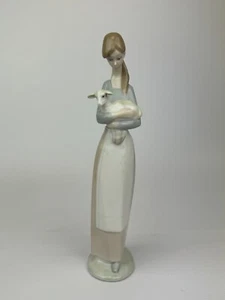 Lladro 10" Figurine 4505 * Girl with Lamb - Picture 1 of 5