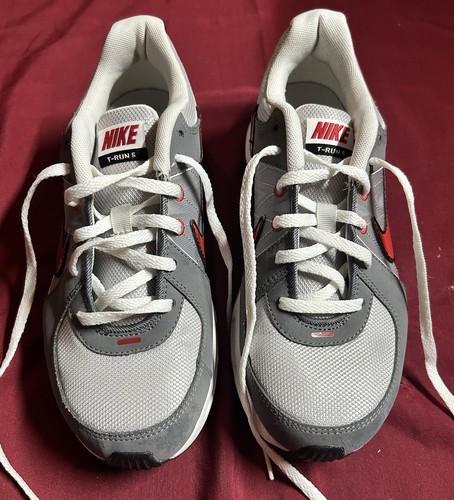 Nike T Run 5 grigie con accento rosso e tela swoosh camoscio giovanile taglia US 5