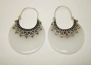 AB weißer Chalzedon Halbmond filigrane Ohrhänger 0,925 Silber plattiert 2 Zoll - Bild 1 von 3