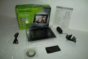 INSIGNIA 7" LCD Digital Photo Frame 2GB 16:9 800x480 JPEG SD MMC NS-DPF7G NEW - Picture 1 of 12