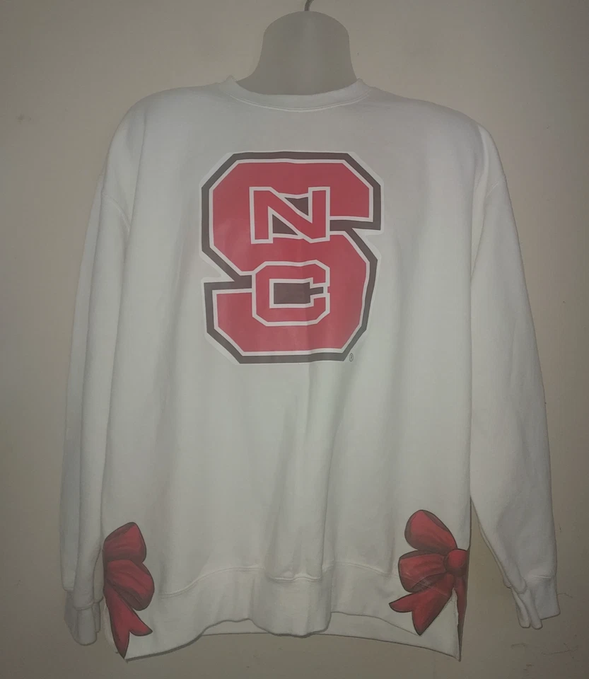 Sudadera para mujer NC State suéter grande forrada de lana Wolfpack blanca Foto 1 de 4