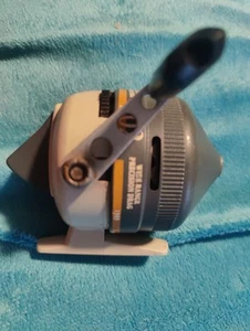 T8139 PR ZEBCO 202 1985 ANGELROLLE MADE IN USA mit Pro Staff 20 4 Reparatur/Teile - Bild 1 von 10
