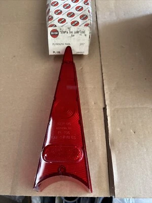 Lente trasera suburbana Plymouth Belvedere Savoy Fury 1957 nueva de lote original 1689907 Do-Ray PL-106 Foto 1 de 4