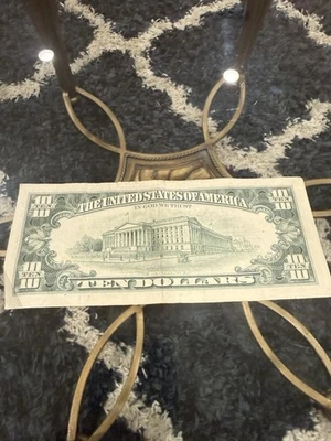 1974 10 DOLLAR BILL WITH OFF CUT ERROR. VINTAGE, RARE, UNGRADED - Image 1 of 2