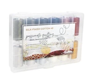 Amann Mettler Quilt-Box Passion gefüllt Silk-Finish Cotton 40 (12 x 1000 m) - Bild 1 von 2