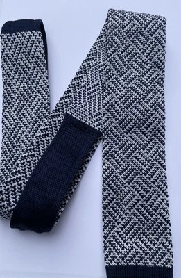 Corbata para hombre River Island ajustada de punto plano, patrón azul y blanco,  Foto 1 de 4