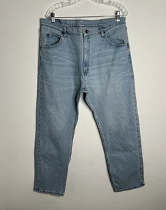Pantalones de mezclilla Wrangler calce regular pierna recta para hombre 38X30 azul claro mezcla de algodón - Imagen 1 de 10