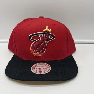 Sombrero Miami Heat Mitchell & Ness Negro Rojo Adulto Snapback 85% Acrílico 15% Lana - Imagen 1 de 6
