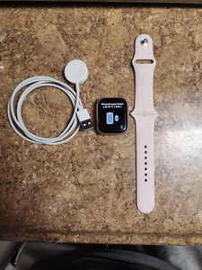 Apple Watch Series 9 45mm Aluminum Case with Sport Band - Light Pink, M/L (GPS + - Photo 1 sur 2