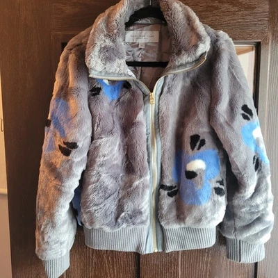 Jaqueta bombardeiro Marc New York Andrew Marc pele sintética tamanho M cinza floral  - Imagem 1 de 4